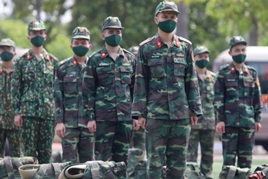 TP.HCM 23/8: Bất chấp mưa gió, quân đội chống dịch, giúp dân trong đêm