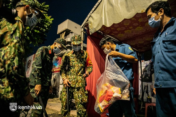 Ảnh: Quân đội xuất quân ngay trong đêm, kiểm soát gần 300 chốt khắp quận huyện TP.HCM-10