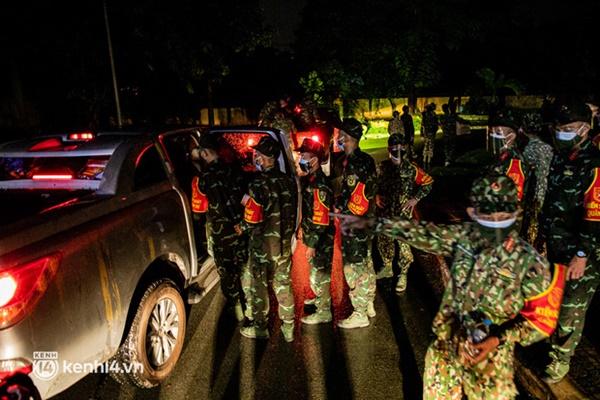 Ảnh: Quân đội xuất quân ngay trong đêm, kiểm soát gần 300 chốt khắp quận huyện TP.HCM-7