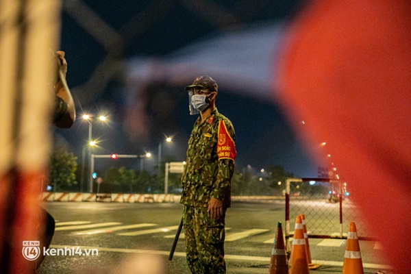 Ảnh: Quân đội xuất quân ngay trong đêm, kiểm soát gần 300 chốt khắp quận huyện TP.HCM-13