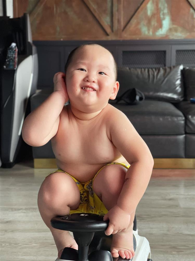 Con trai Trà My Idol tạo dáng cà khịa mẹ cực mặn, tưởng gì chứ vóc dáng lẫn thần thái ăn đứt mẹ rồi!-2