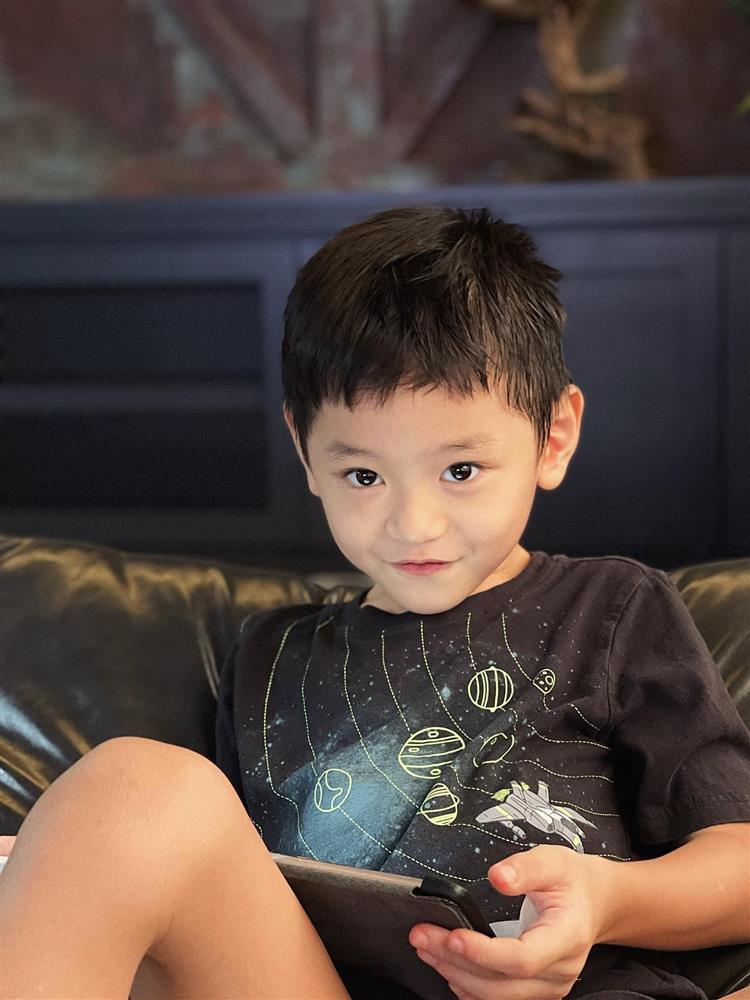 Con trai Trà My Idol tạo dáng cà khịa mẹ cực mặn, tưởng gì chứ vóc dáng lẫn thần thái ăn đứt mẹ rồi!-4