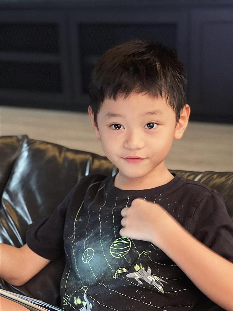 Con trai Trà My Idol tạo dáng cà khịa mẹ cực mặn, tưởng gì chứ vóc dáng lẫn thần thái ăn đứt mẹ rồi!-5