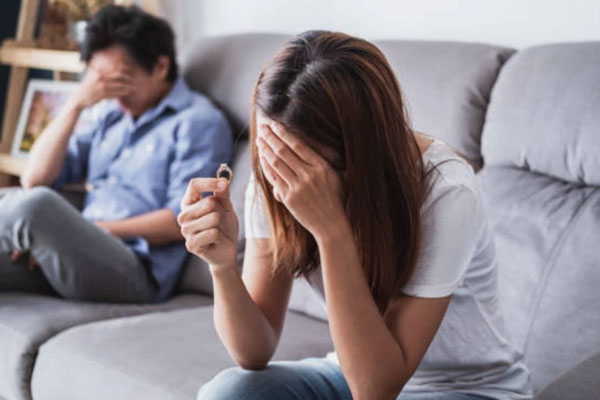 Anh hết tiền, em hết tình-1