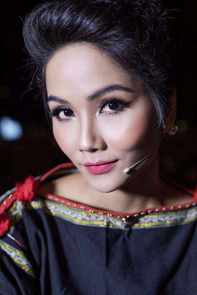 HHen Niê khốn khổ làm đẹp trong mùa dịch-10