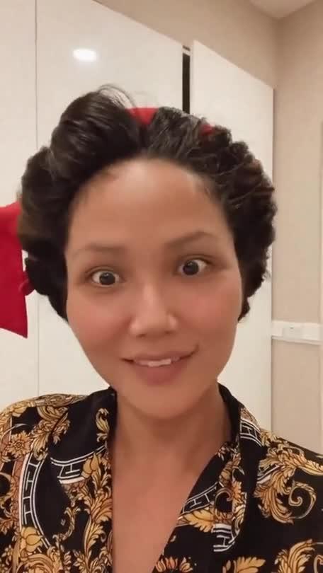 HHen Niê khốn khổ làm đẹp trong mùa dịch-2