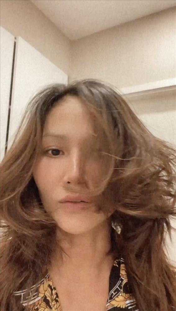 HHen Niê khốn khổ làm đẹp trong mùa dịch-4