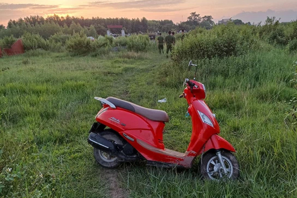 Người đàn ông gục chết bên cạnh chiếc xe máy trong bãi cỏ ở Bắc Giang-1