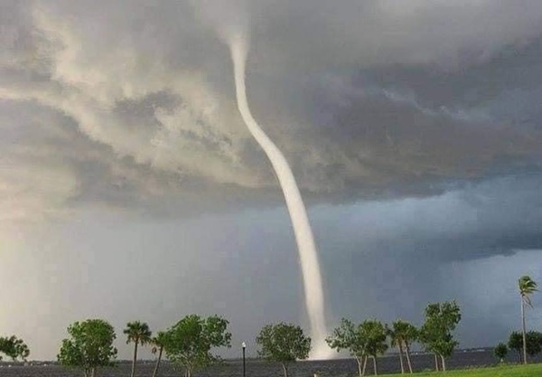 Cận cảnh vòi rồng cao hàng chục mét xuất hiện tại Bến Tre sau cơn mưa-1