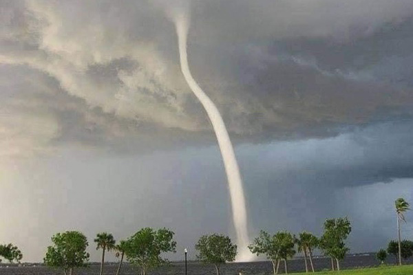 Vòi rồng cao hàng trăm mét xuất hiện ở trên biển Thanh Hóa-1