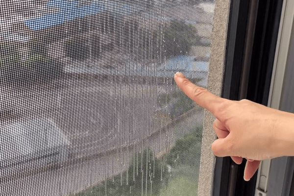 Phương pháp giặt cửa sổ lưới rất đơn giản, không cần tháo dỡ mà vết bẩn cứ thế rơi xuống-5