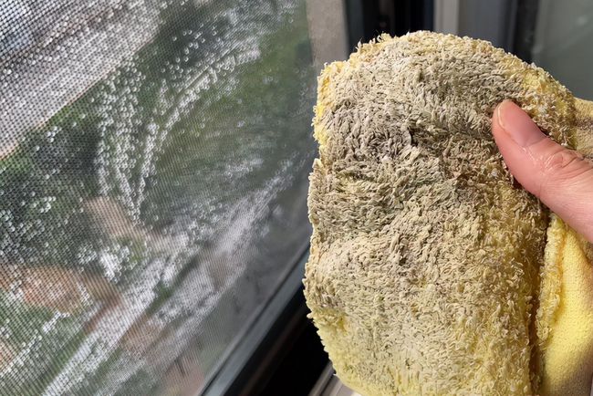 Phương pháp giặt cửa sổ lưới rất đơn giản, không cần tháo dỡ mà vết bẩn cứ thế rơi xuống-6