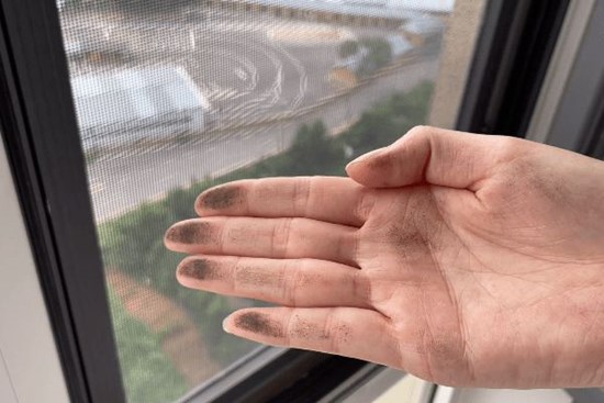 Phương pháp giặt cửa sổ lưới rất đơn giản, không cần tháo dỡ mà vết bẩn cứ thế rơi xuống