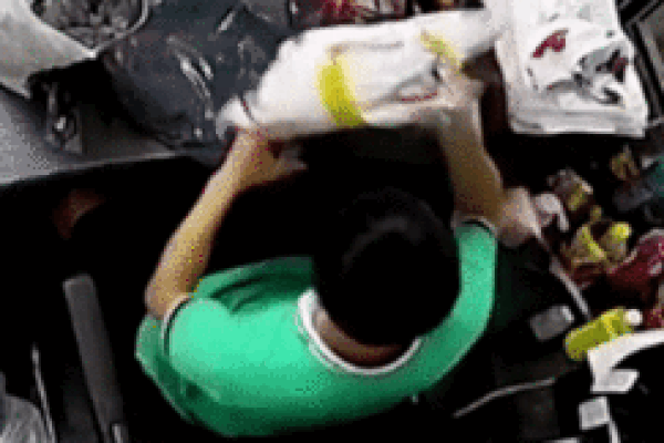 Clip: Người phụ nữ hốt hoảng bỏ chạy khi bị rắn lao vào người-1