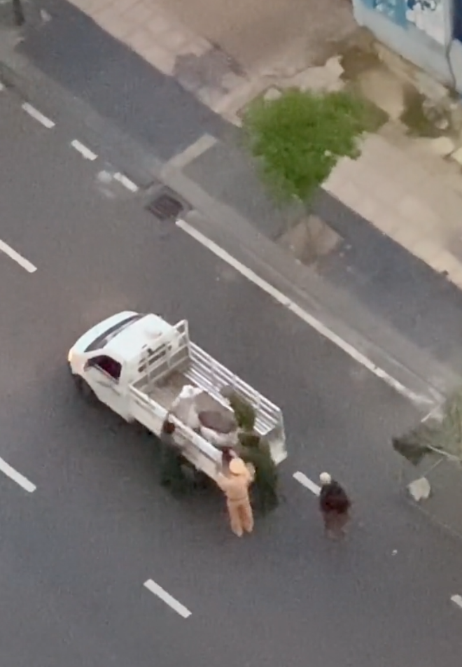 Xôn xao clip công an trực chốt bê xe của cô gái đi đường: Tưởng tới công chuyện”, ai dè đó là 1 tình huống dễ thương hết biết!-1