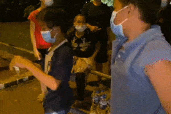 Các bạn nhỏ lang thang gặp được nhóm từ thiện cho cơm và tiền, hành động khi được giúp đỡ khiến dân tình rưng rưng