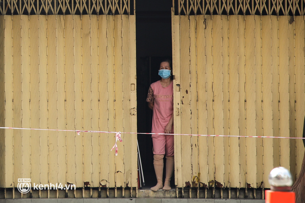 Đường phố Sài Gòn vắng lặng chưa từng thấy trong ngày đầu siết chặt giãn cách: Không còn bóng shipper, ai ở đâu ở yên đó”-20