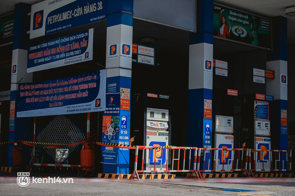 Đường phố Sài Gòn vắng lặng chưa từng thấy trong ngày đầu siết chặt giãn cách: Không còn bóng shipper, ai ở đâu ở yên đó”-16