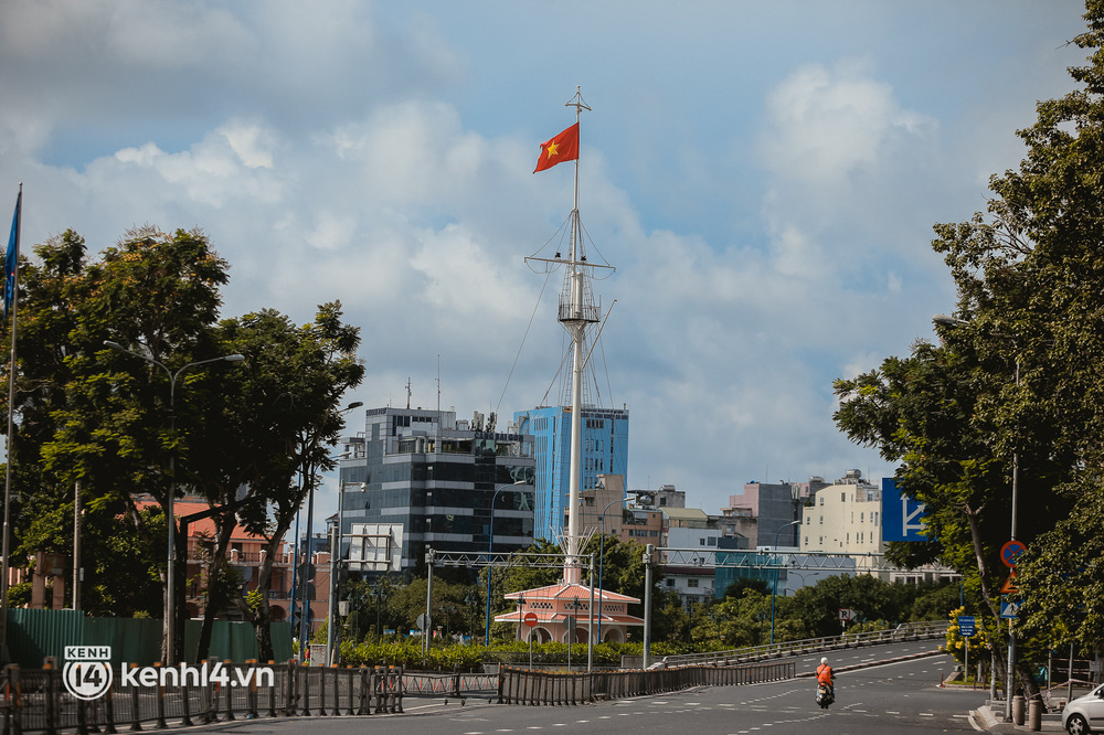 Đường phố Sài Gòn vắng lặng chưa từng thấy trong ngày đầu siết chặt giãn cách: Không còn bóng shipper, ai ở đâu ở yên đó”-12