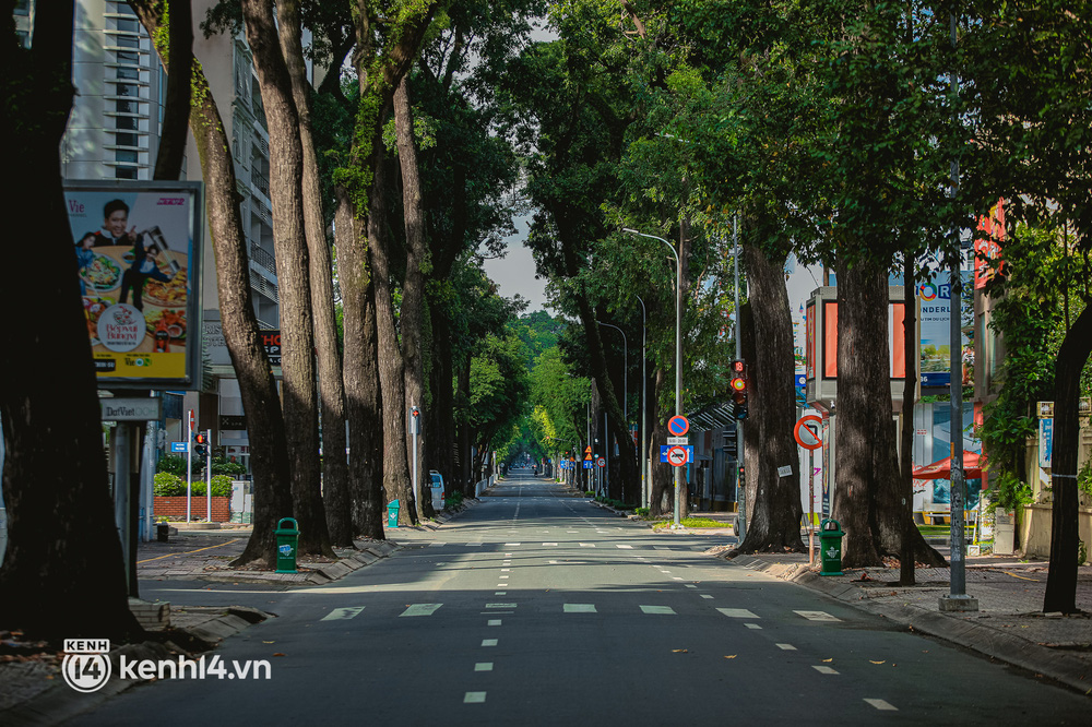 Đường phố Sài Gòn vắng lặng chưa từng thấy trong ngày đầu siết chặt giãn cách: Không còn bóng shipper, ai ở đâu ở yên đó”-11