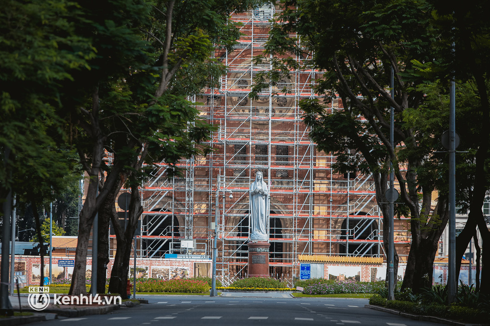 Đường phố Sài Gòn vắng lặng chưa từng thấy trong ngày đầu siết chặt giãn cách: Không còn bóng shipper, ai ở đâu ở yên đó”-5