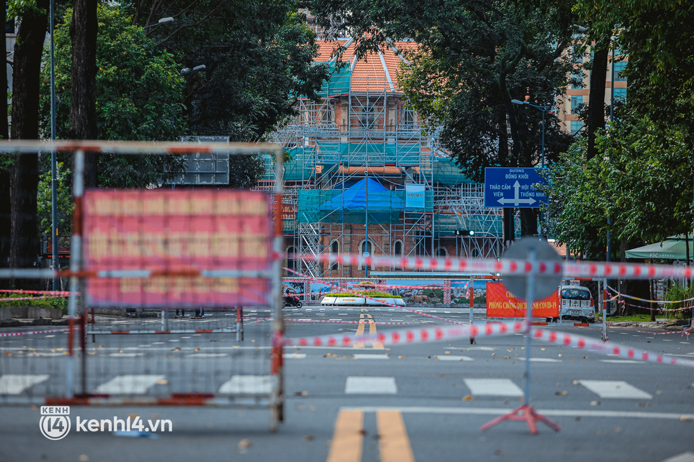 Đường phố Sài Gòn vắng lặng chưa từng thấy trong ngày đầu siết chặt giãn cách: Không còn bóng shipper, ai ở đâu ở yên đó”-2