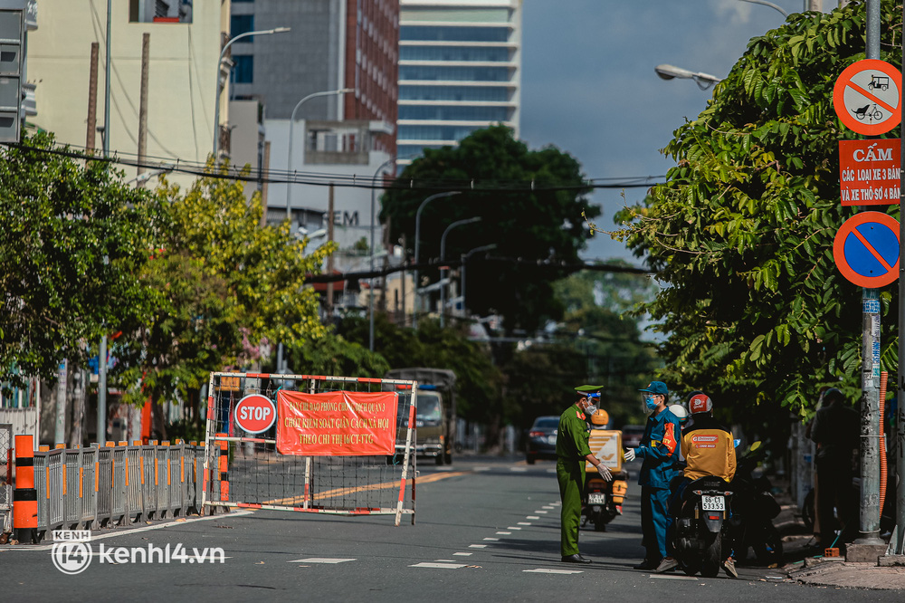 Đường phố Sài Gòn vắng lặng chưa từng thấy trong ngày đầu siết chặt giãn cách: Không còn bóng shipper, ai ở đâu ở yên đó”-14