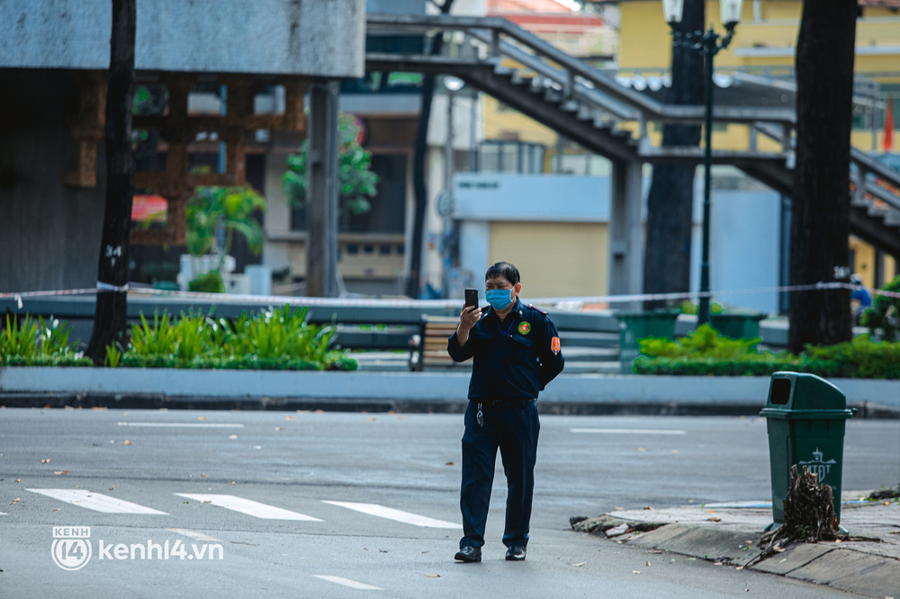 Đường phố Sài Gòn vắng lặng chưa từng thấy trong ngày đầu siết chặt giãn cách: Không còn bóng shipper, ai ở đâu ở yên đó”-6