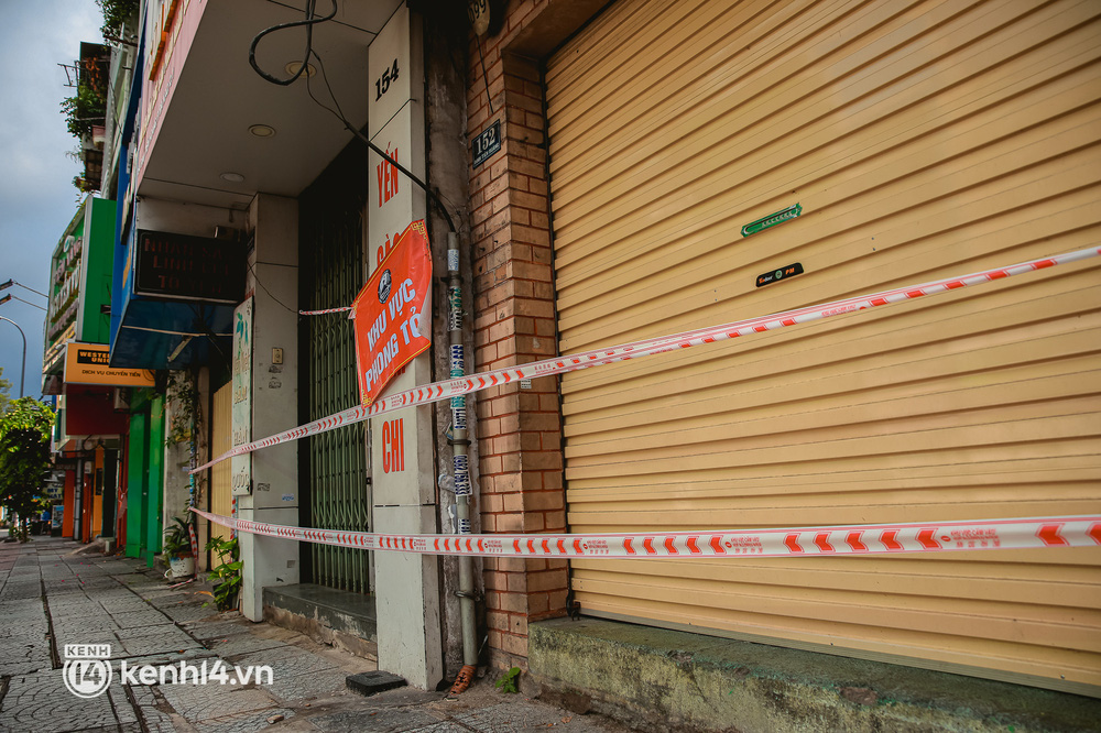 Đường phố Sài Gòn vắng lặng chưa từng thấy trong ngày đầu siết chặt giãn cách: Không còn bóng shipper, ai ở đâu ở yên đó”-17