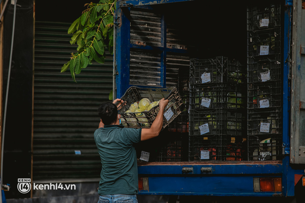 Đường phố Sài Gòn vắng lặng chưa từng thấy trong ngày đầu siết chặt giãn cách: Không còn bóng shipper, ai ở đâu ở yên đó”-19