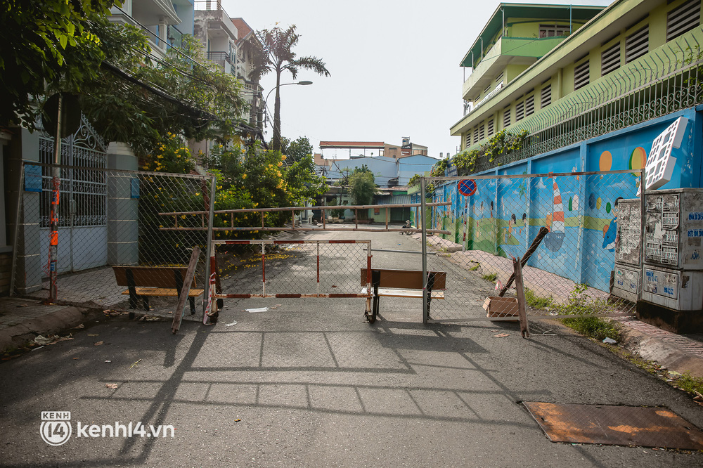 Đường phố Sài Gòn vắng lặng chưa từng thấy trong ngày đầu siết chặt giãn cách: Không còn bóng shipper, ai ở đâu ở yên đó”-3
