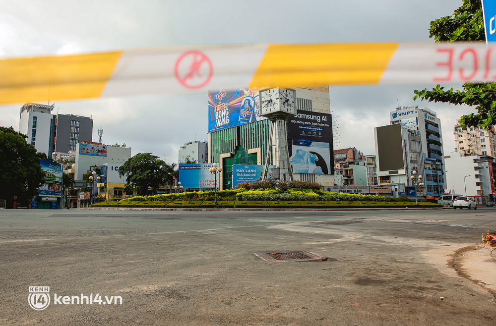 Đường phố Sài Gòn vắng lặng chưa từng thấy trong ngày đầu siết chặt giãn cách: Không còn bóng shipper, ai ở đâu ở yên đó”-15
