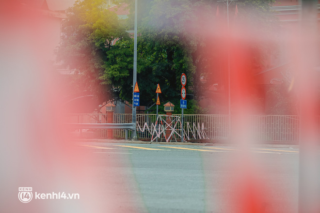 Đường phố Sài Gòn vắng lặng chưa từng thấy trong ngày đầu siết chặt giãn cách: Không còn bóng shipper, ai ở đâu ở yên đó”-8