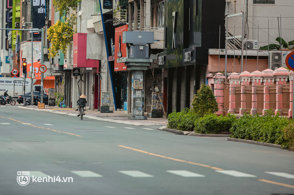 Đường phố Sài Gòn vắng lặng chưa từng thấy trong ngày đầu siết chặt giãn cách: Không còn bóng shipper, ai ở đâu ở yên đó”-1