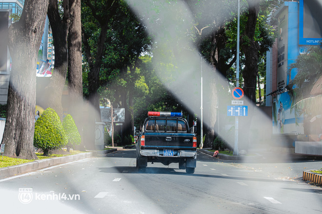Đường phố Sài Gòn vắng lặng chưa từng thấy trong ngày đầu siết chặt giãn cách: Không còn bóng shipper, ai ở đâu ở yên đó”-9