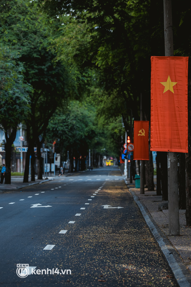 Đường phố Sài Gòn vắng lặng chưa từng thấy trong ngày đầu siết chặt giãn cách: Không còn bóng shipper, ai ở đâu ở yên đó”-7