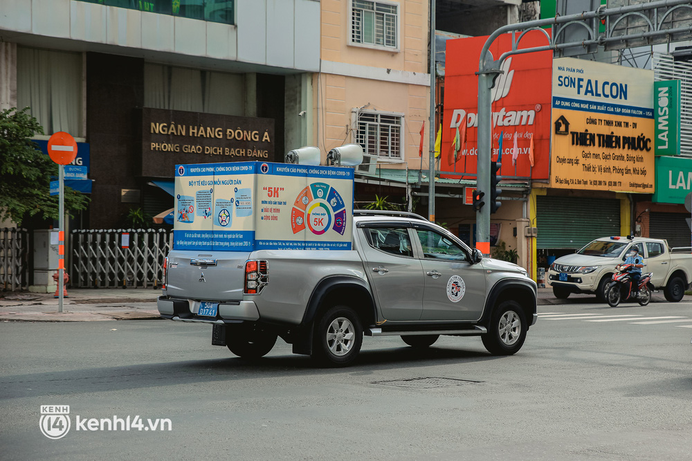 Đường phố Sài Gòn vắng lặng chưa từng thấy trong ngày đầu siết chặt giãn cách: Không còn bóng shipper, ai ở đâu ở yên đó”-10