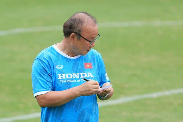 HLV Park chóng mặt vì học trò thi nhau bắt nạt khi chơi bóng ma-1