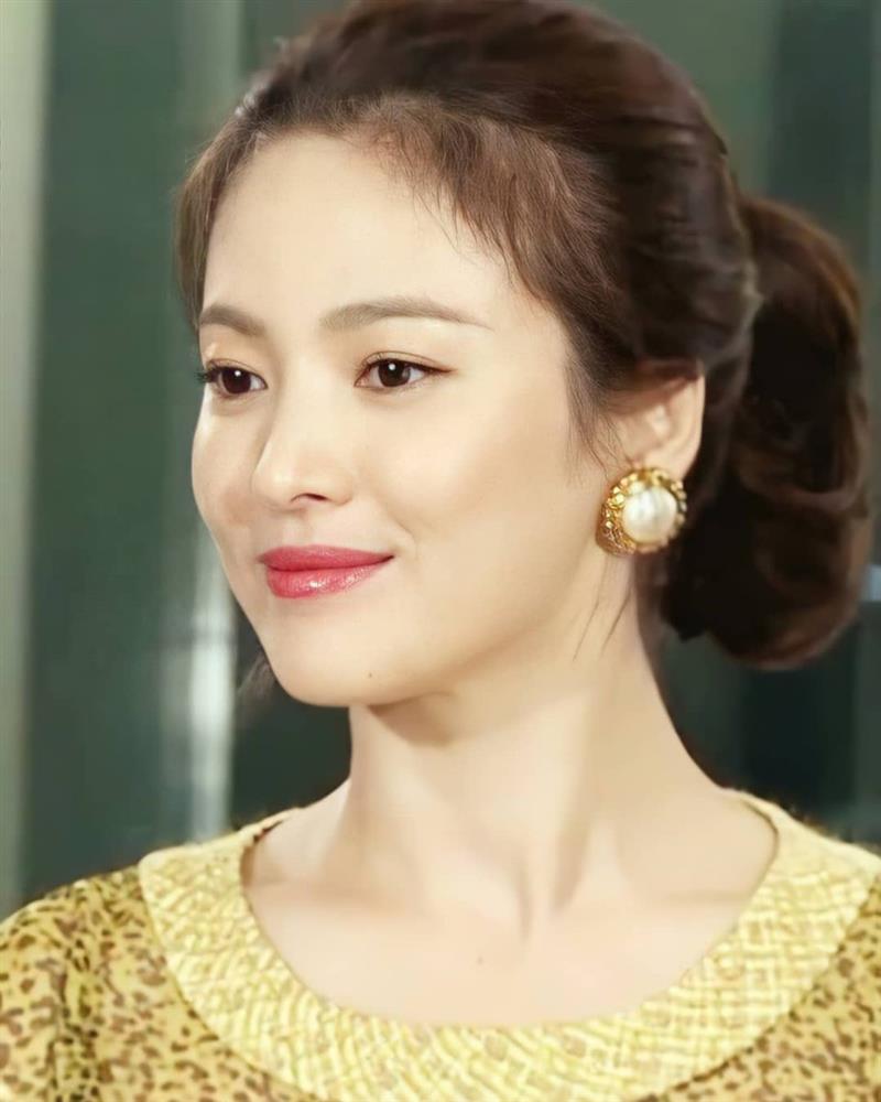 Bắt bài chiêu buộc tóc của Song Hye Kyo: Hóa ra phải làm thêm thao tác này thì mới chuẩn sang chảnh-1