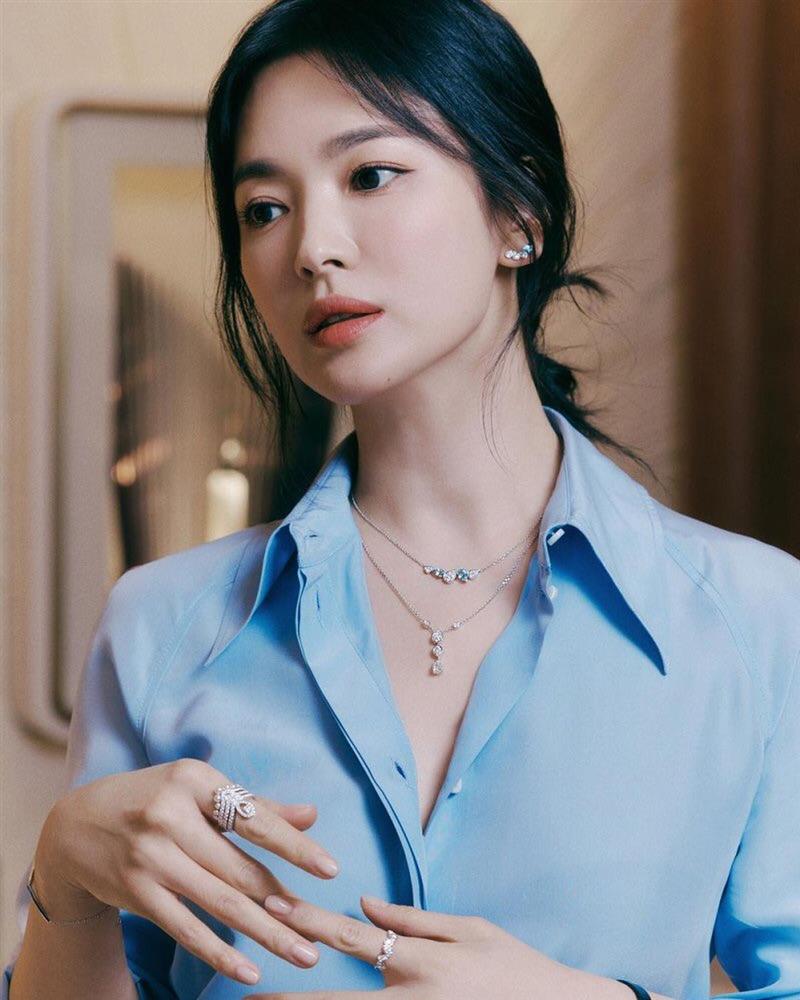 Bắt bài chiêu buộc tóc của Song Hye Kyo: Hóa ra phải làm thêm thao tác này thì mới chuẩn sang chảnh-3