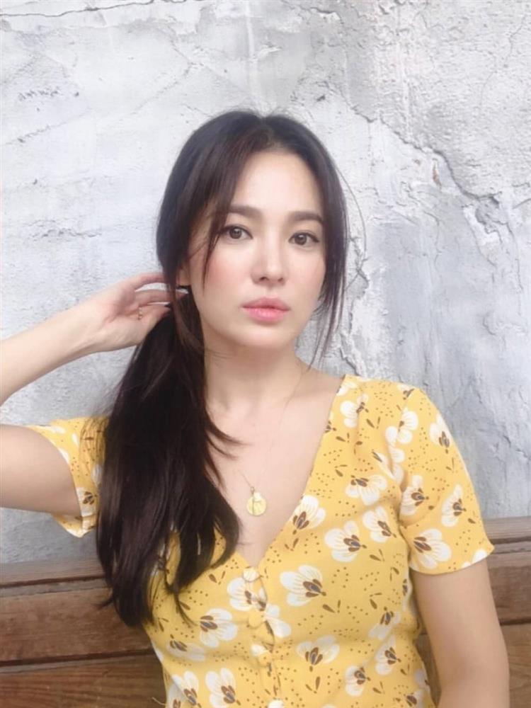 Bắt bài chiêu buộc tóc của Song Hye Kyo: Hóa ra phải làm thêm thao tác này thì mới chuẩn sang chảnh-4