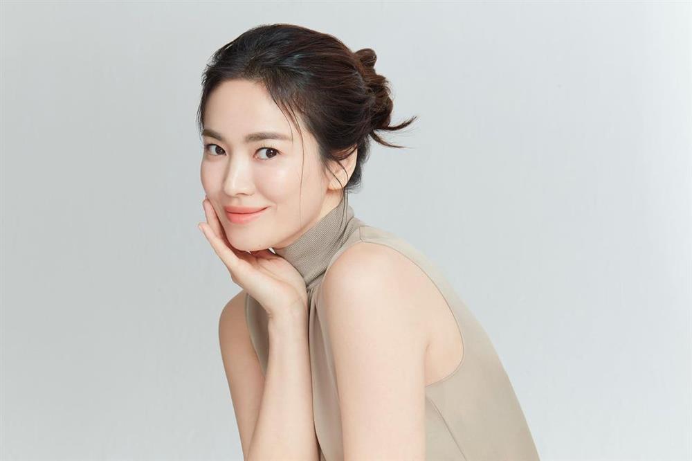 Bắt bài chiêu buộc tóc của Song Hye Kyo: Hóa ra phải làm thêm thao tác này thì mới chuẩn sang chảnh-5