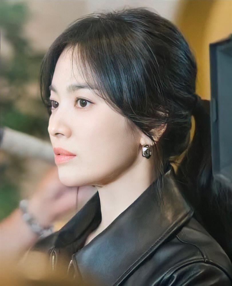 Bắt bài chiêu buộc tóc của Song Hye Kyo: Hóa ra phải làm thêm thao tác này thì mới chuẩn sang chảnh-8