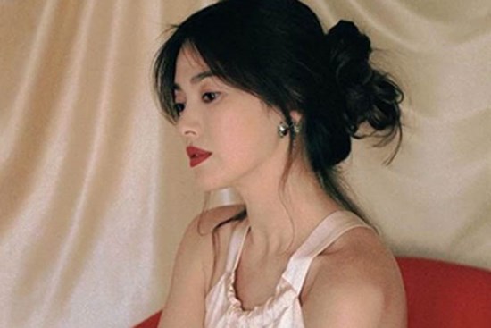 Bắt bài chiêu buộc tóc của Song Hye Kyo: Hóa ra phải làm thêm thao tác này thì mới chuẩn sang chảnh
