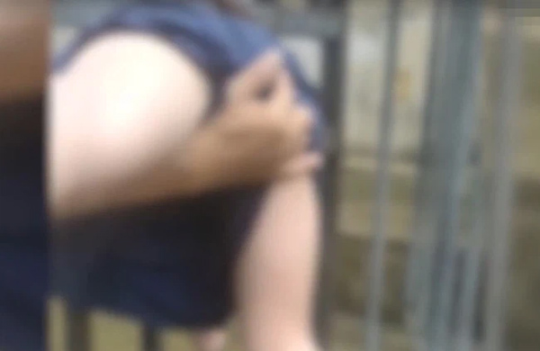 Cứu bé gái mắc kẹt đầu trong cửa sắt, người đàn ông bỗng trở thành tâm điểm bị dân mạng ném đá vì một chi tiết nhạy cảm-4