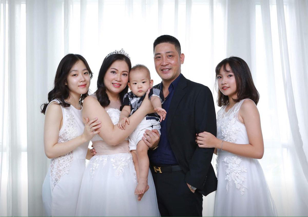 Hé lộ vợ kém 7 tuổi, làm phó phòng giao dịch ngân hàng của lão Tấn Hương vị tình thân-3