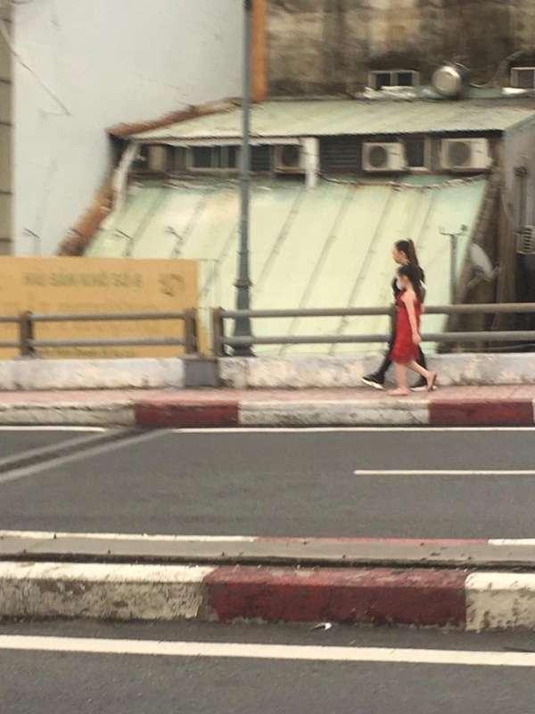 Chị đại quận 4” lại tái xuất: Vẫn không đeo khẩu trang, dẫn con gái đi lang thang trên phố trong ngày đầu TP.HCM siết chặt giãn cách-2