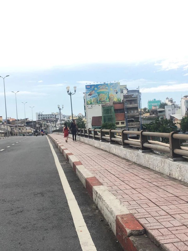 Chị đại quận 4” lại tái xuất: Vẫn không đeo khẩu trang, dẫn con gái đi lang thang trên phố trong ngày đầu TP.HCM siết chặt giãn cách-3