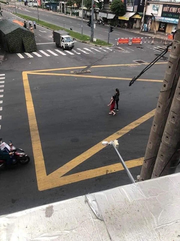 Chị đại quận 4” lại tái xuất: Vẫn không đeo khẩu trang, dẫn con gái đi lang thang trên phố trong ngày đầu TP.HCM siết chặt giãn cách-4