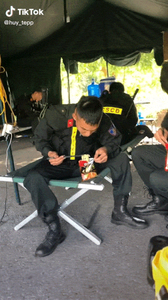 Bữa ăn vất vả của các anh cảnh sát cơ động đang đi chống dịch khiến ai cũng cảm động nhưng họ vẫn nở nụ cười trên môi-1